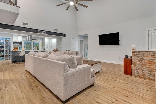 2037 Lewis Turner Boulevard B, Fort Walton Beach, FL 32547