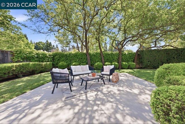 40 Saint Tropez Ct, Danville, CA 94506