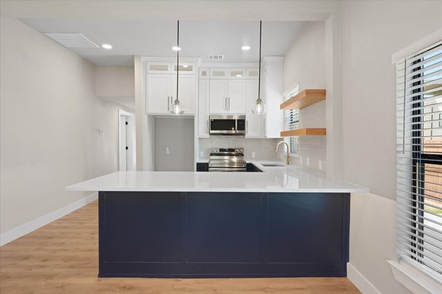 300 Steinman Avenue, Dallas, TX 75203