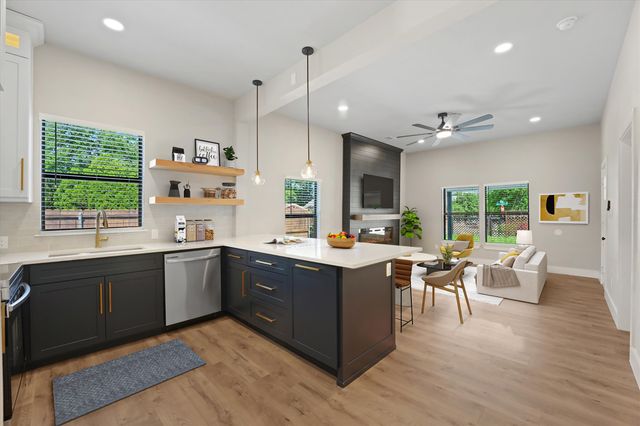 300 Steinman Avenue, Dallas, TX 75203