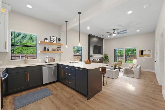 300 Steinman Avenue, Dallas, TX 75203