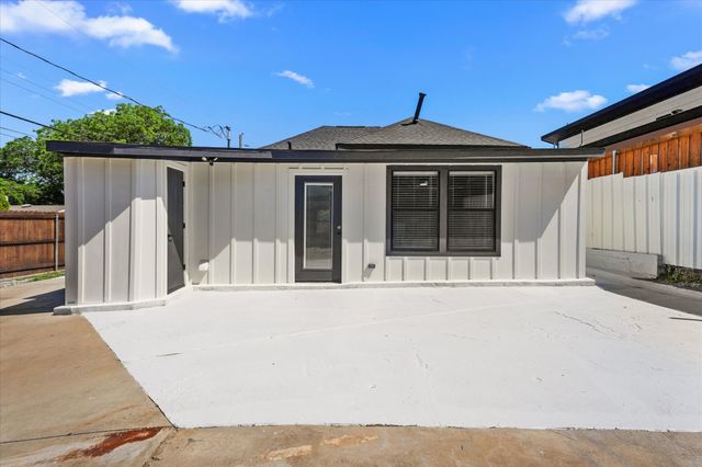 300 Steinman Avenue, Dallas, TX 75203