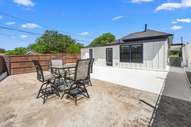 300 Steinman Avenue, Dallas, TX 75203