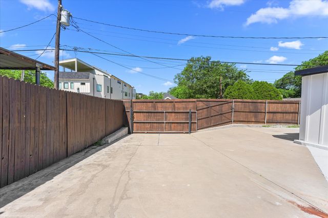300 Steinman Avenue, Dallas, TX 75203
