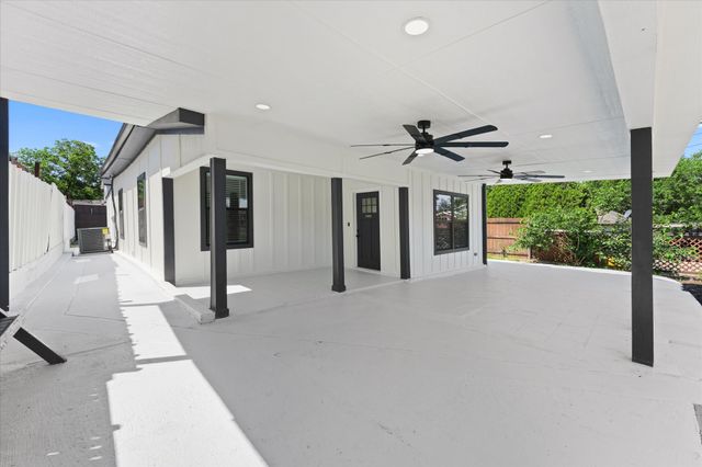 300 Steinman Avenue, Dallas, TX 75203