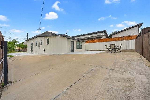 300 Steinman Avenue, Dallas, TX 75203