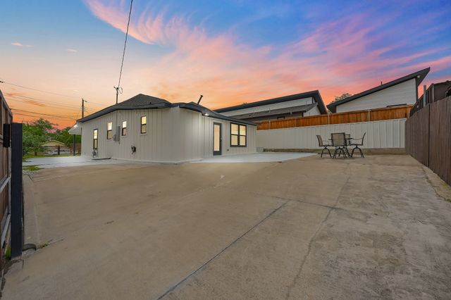 300 Steinman Avenue, Dallas, TX 75203