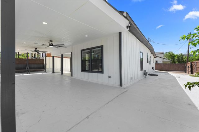 300 Steinman Avenue, Dallas, TX 75203