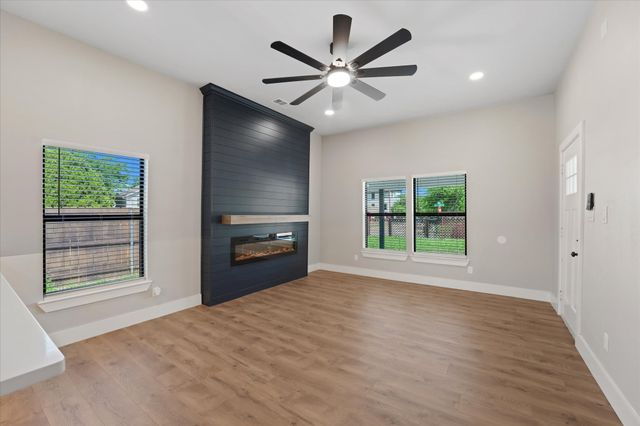 300 Steinman Avenue, Dallas, TX 75203