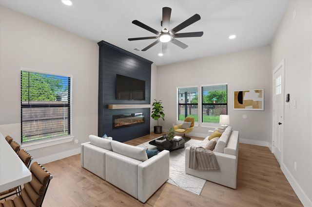 300 Steinman Avenue, Dallas, TX 75203