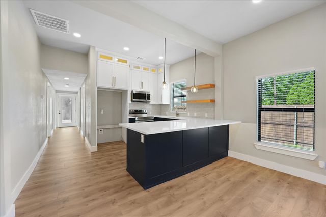 300 Steinman Avenue, Dallas, TX 75203