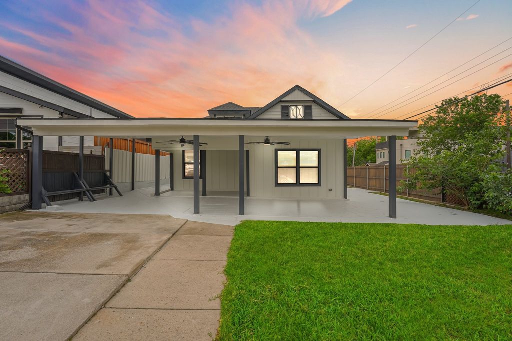 300 Steinman Avenue, Dallas, TX 75203