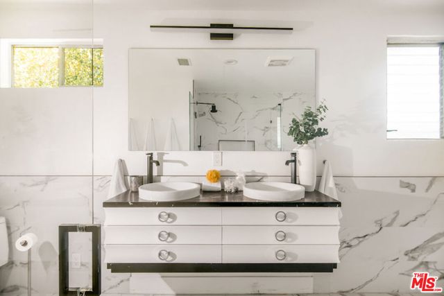 2700 Carmar Drive, Los Angeles, CA 90046