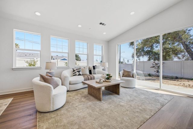 2 W Pine St, Altadena, CA 91001