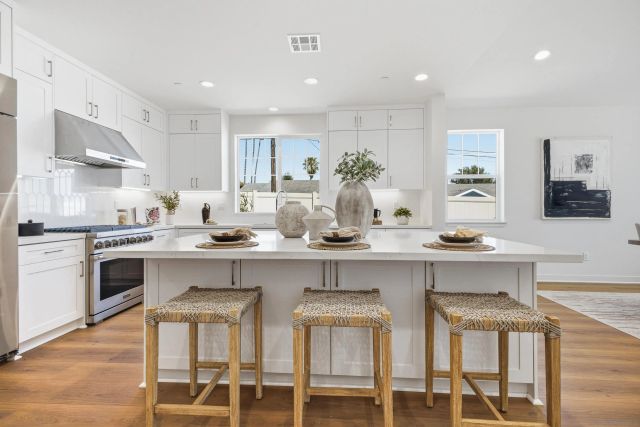 2 W Pine St, Altadena, CA 91001