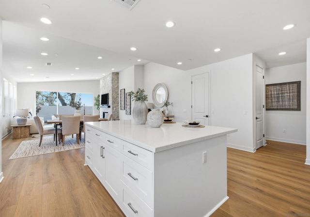 2 W Pine St, Altadena, CA 91001