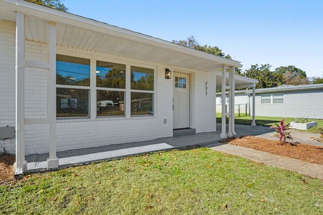 221 Destin Drive, Mary Esther, FL 32569