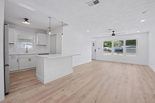 221 Destin Drive, Mary Esther, FL 32569