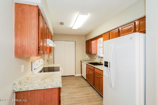 6353 TREE TOP Circle W, Jacksonville, FL 32244