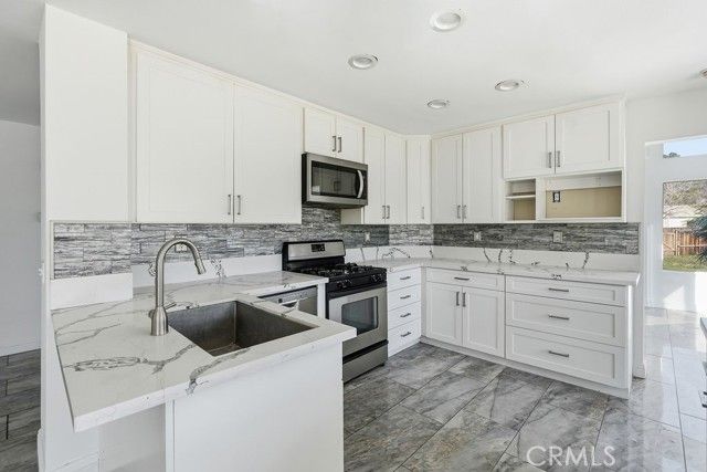 16261 Lake View Lane, Apple Valley, CA 92307