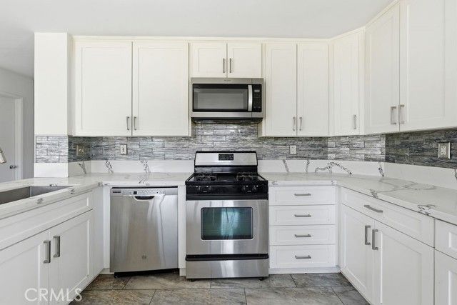 16261 Lake View Lane, Apple Valley, CA 92307