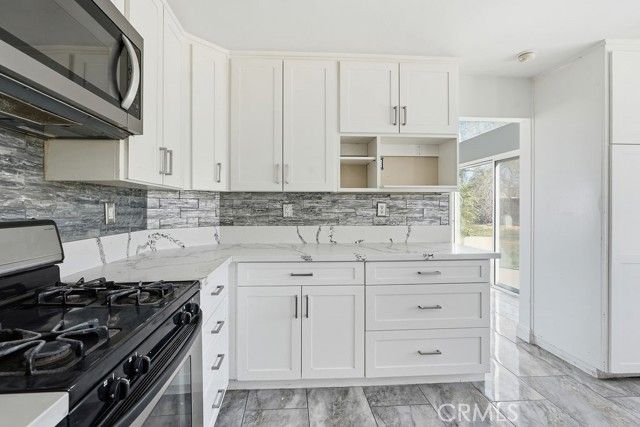 16261 Lake View Lane, Apple Valley, CA 92307