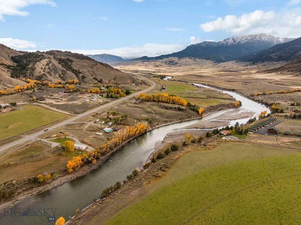 453 US Highway 89 S, Gardiner, MT 59030 photo 2