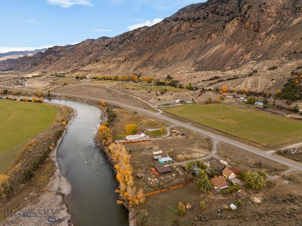 453 US Highway 89 S, Gardiner, MT 59030 photo 4