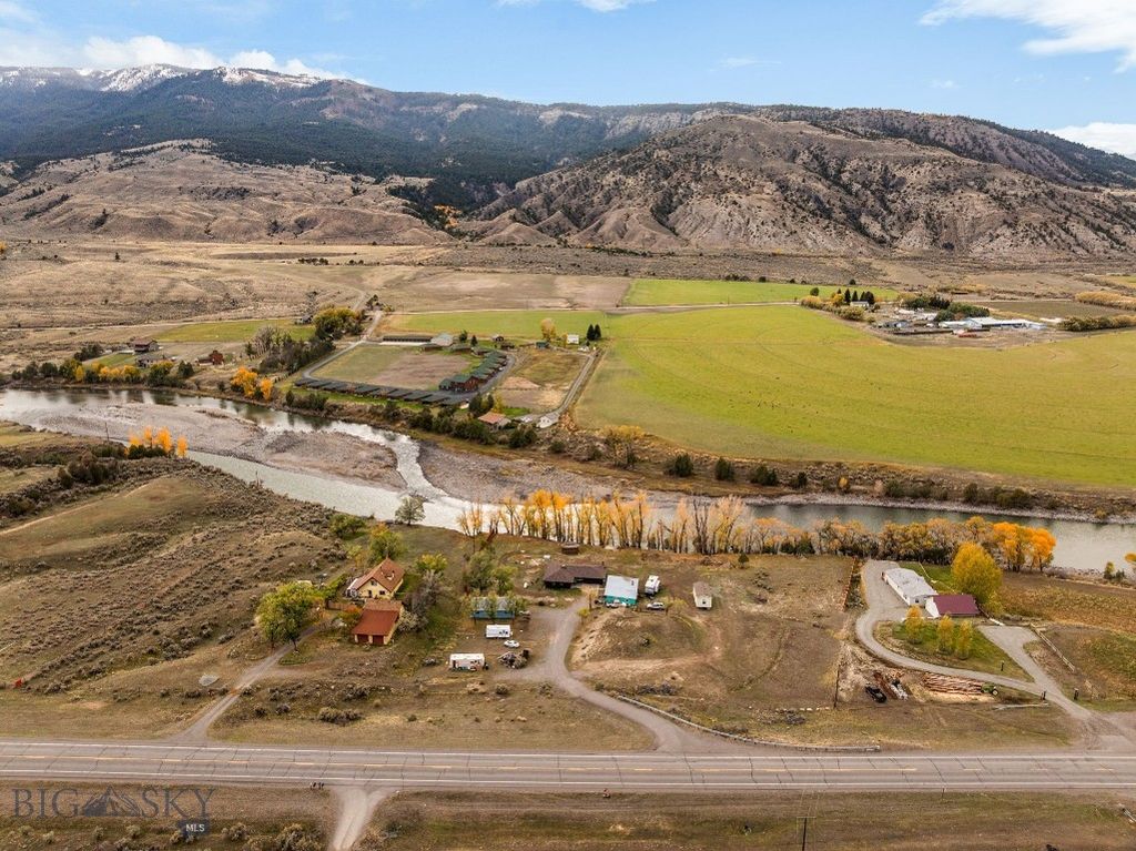 453 US Highway 89 S, Gardiner, MT 59030 photo 5