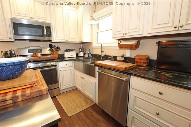 16 Christy Lane, Winfield, WV 25213