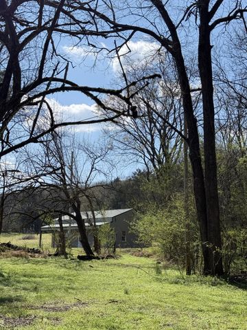 855 Lick Creek Rd, Hartsville, TN 37074