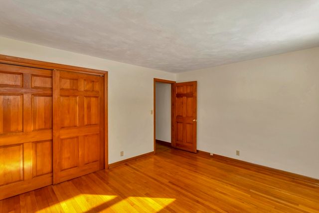 30 Llewellyn Dr, Westfield, MA 01085