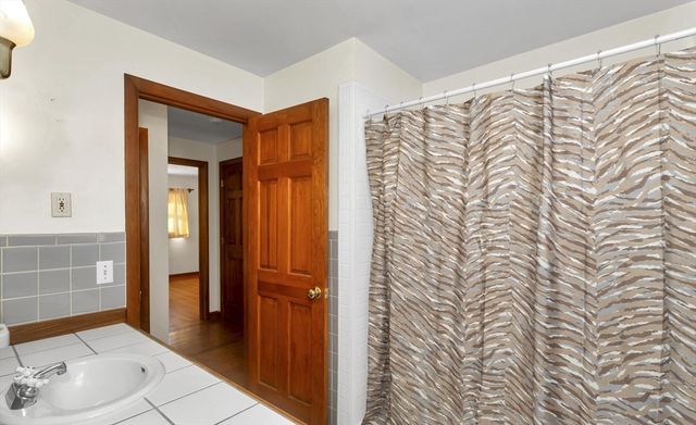 30 Llewellyn Dr, Westfield, MA 01085