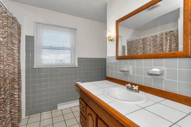 30 Llewellyn Dr, Westfield, MA 01085