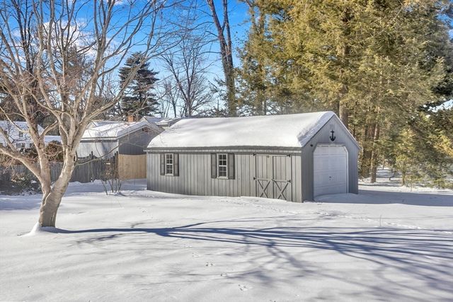 30 Llewellyn Dr, Westfield, MA 01085