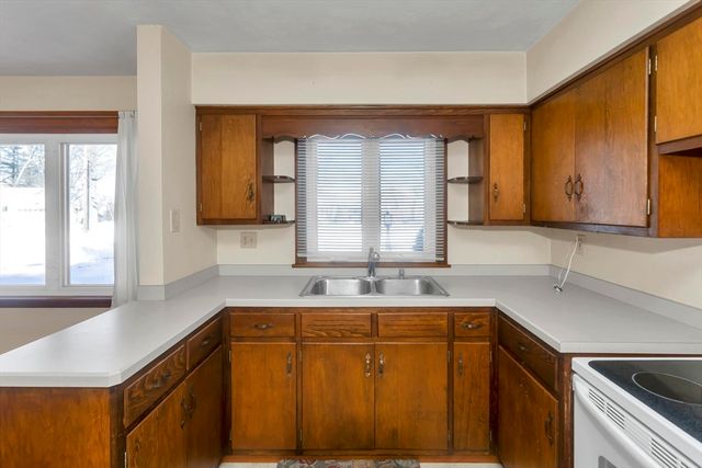 30 Llewellyn Dr, Westfield, MA 01085