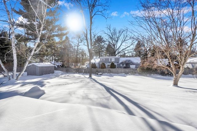 30 Llewellyn Dr, Westfield, MA 01085