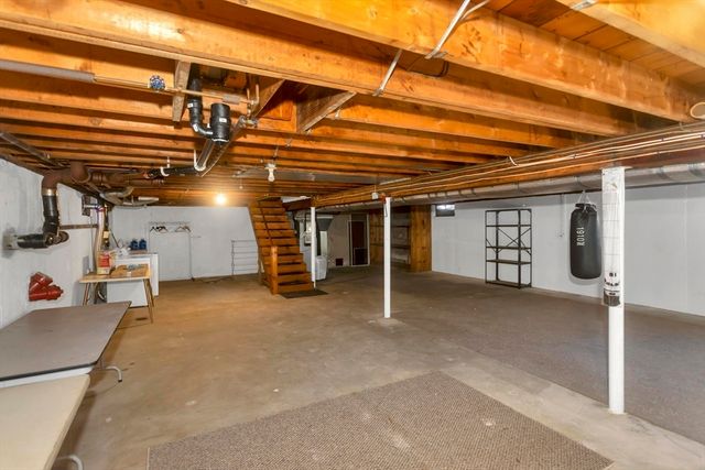 30 Llewellyn Dr, Westfield, MA 01085