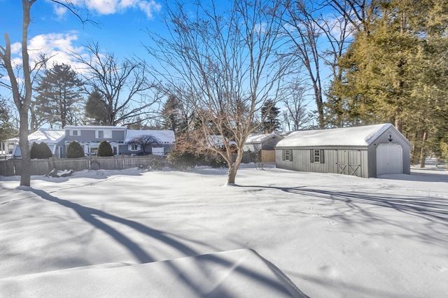 30 Llewellyn Dr, Westfield, MA 01085