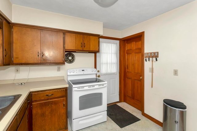 30 Llewellyn Dr, Westfield, MA 01085