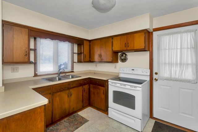 30 Llewellyn Dr, Westfield, MA 01085