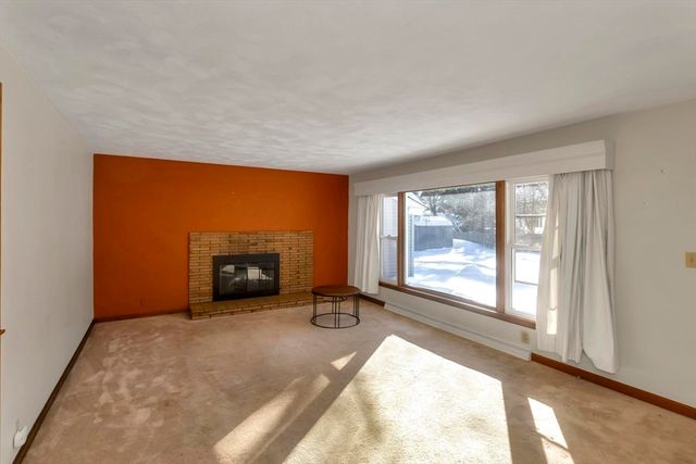 30 Llewellyn Dr, Westfield, MA 01085