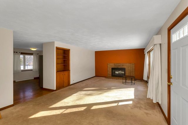 30 Llewellyn Dr, Westfield, MA 01085