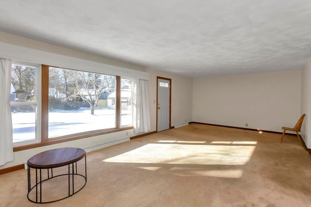 30 Llewellyn Dr, Westfield, MA 01085