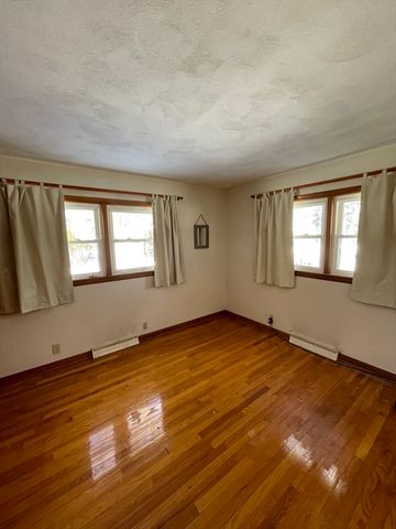 30 Llewellyn Dr, Westfield, MA 01085