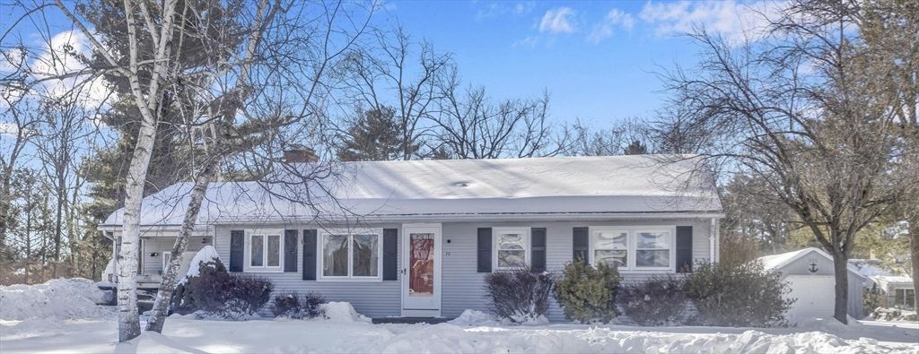 30 Llewellyn Dr, Westfield, MA 01085