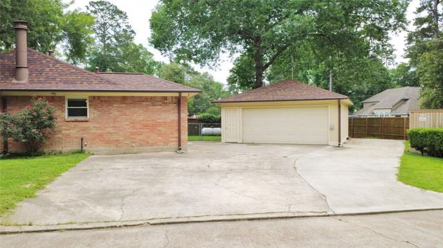 1806 Southwood Drive, Woodbranch, TX 77357