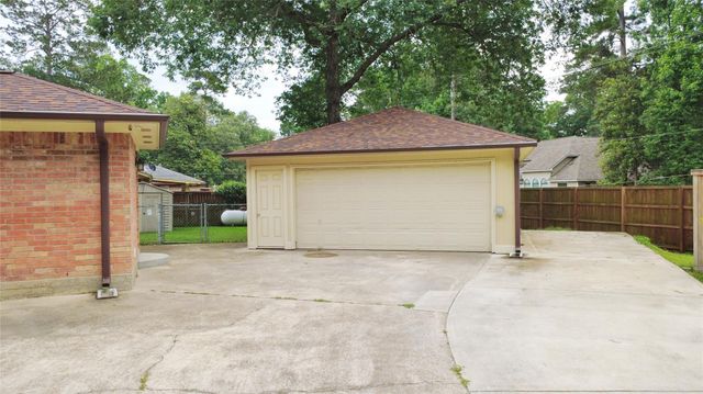 1806 Southwood Drive, Woodbranch, TX 77357