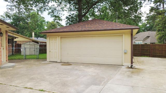 1806 Southwood Drive, Woodbranch, TX 77357