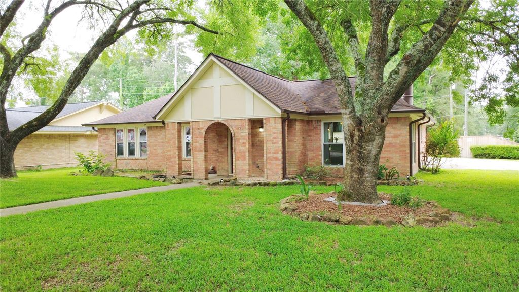1806 Southwood Drive, Woodbranch, TX 77357